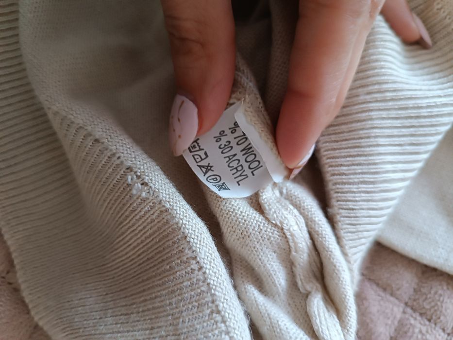 Beżowy sweter męski