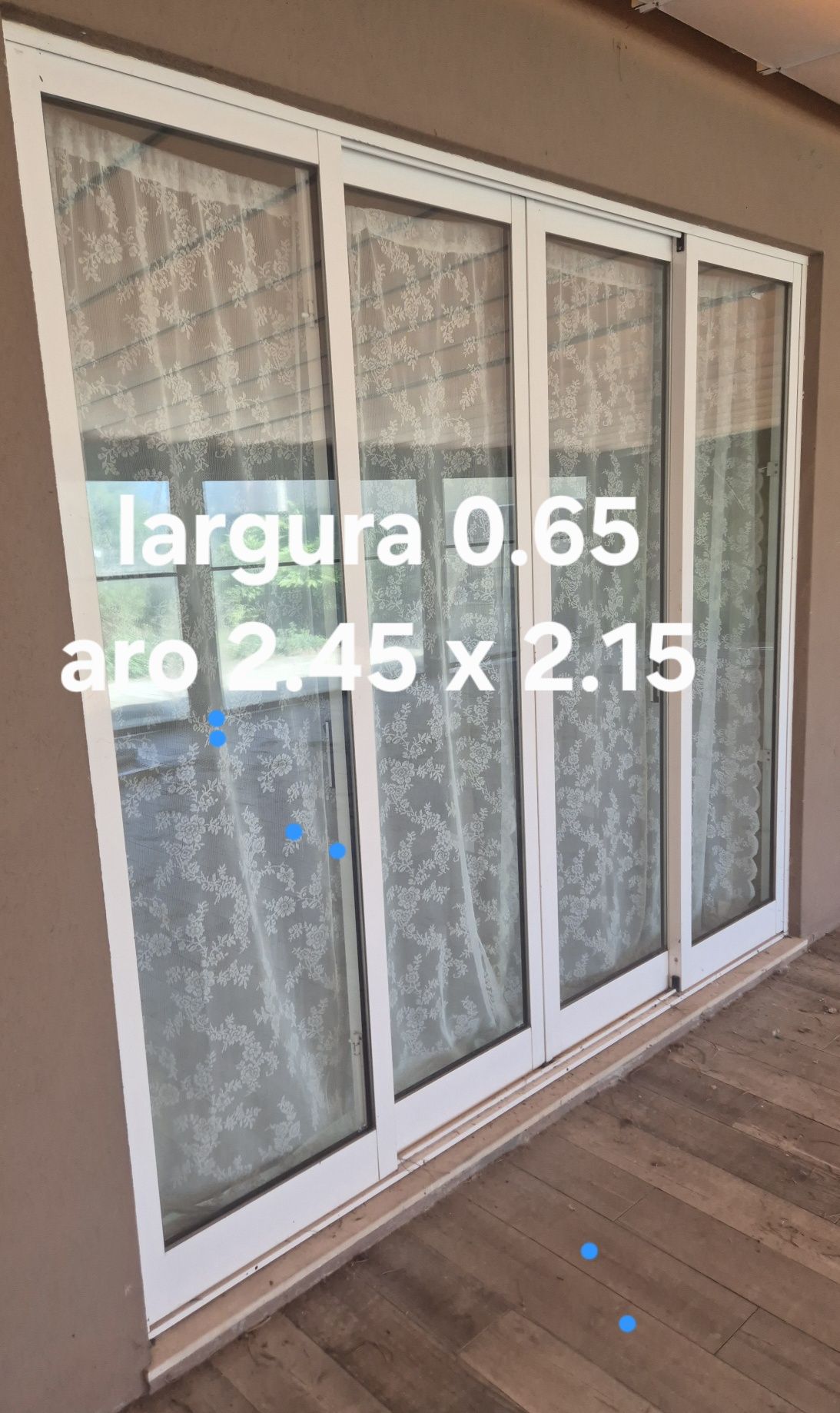 V  7  e V. 8  Portas de correr de aluminio branco e vidro duplo