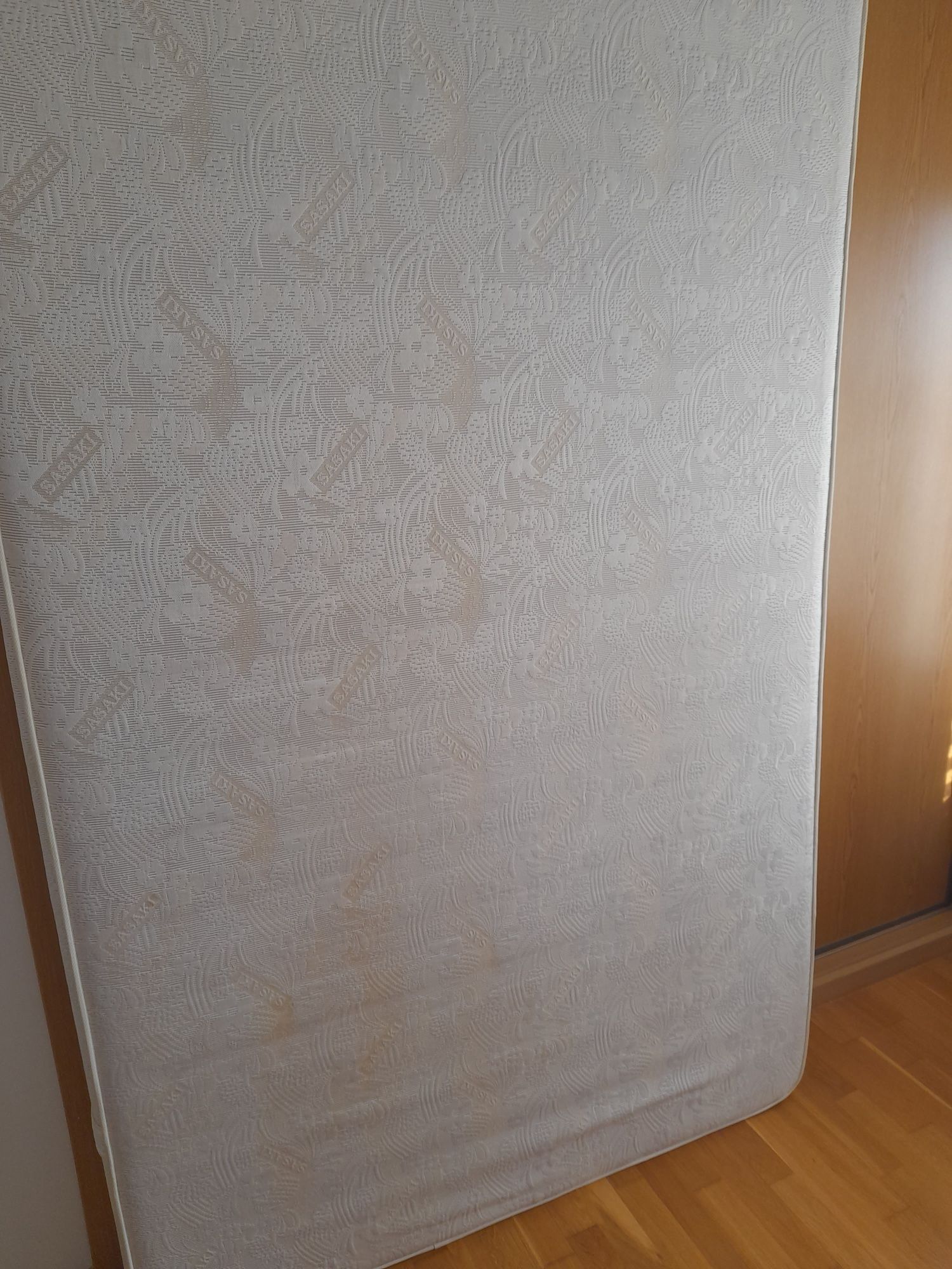 Cama com 220 cm de comprimento com colchão