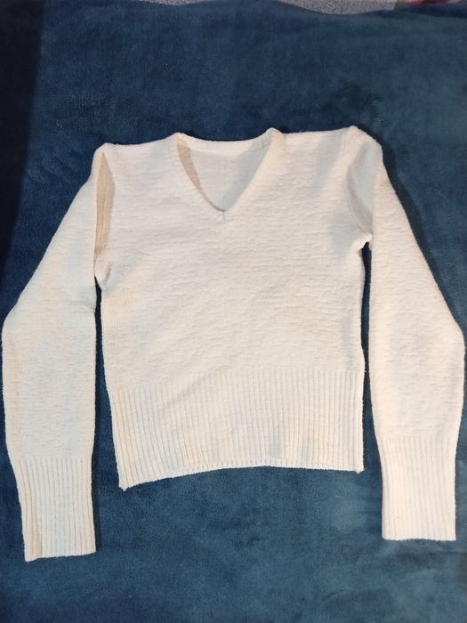 Білий жіночий светр із V - подібним вирізом