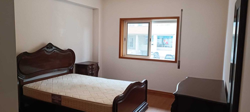 Cama de Casal, duas Mesas de Cabeceira e Cómoda