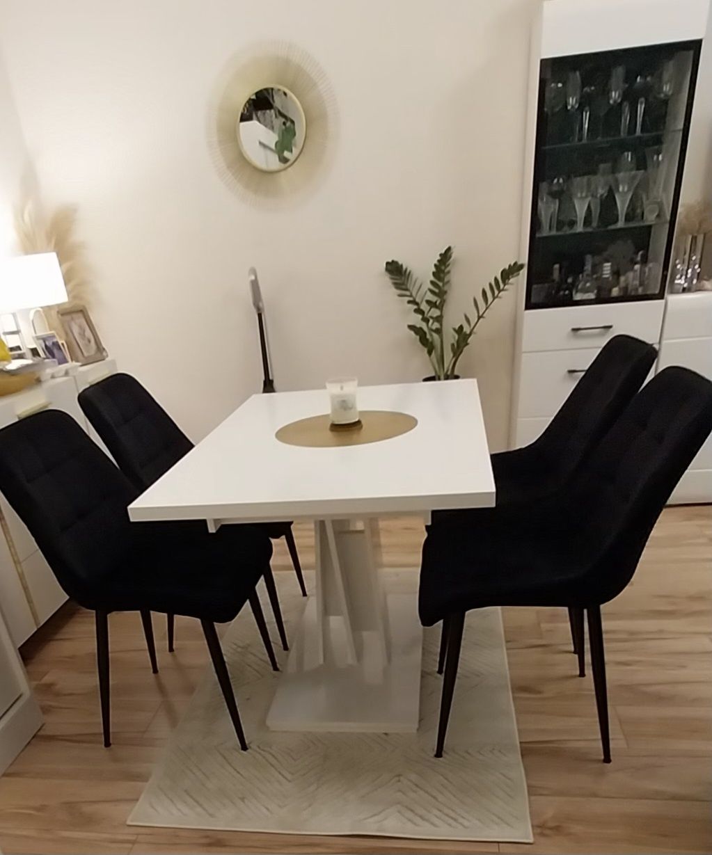 Stół biały rozkładany plus 4 czarne krzesła pikowane
