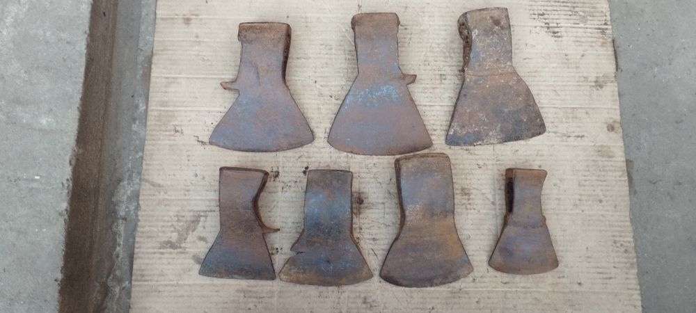 Сокири з клеймами та без