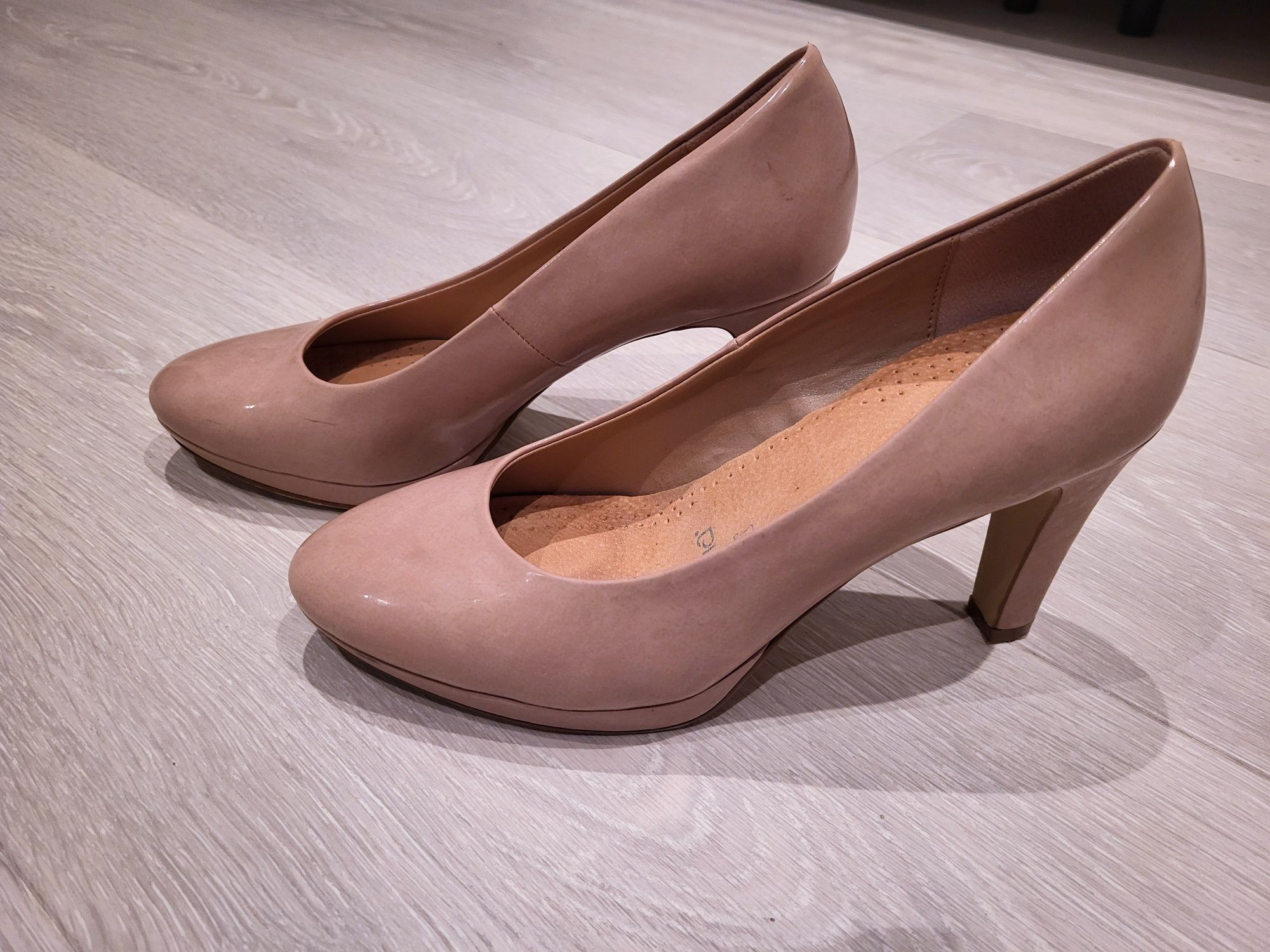 Buty lakierowane na obcasie