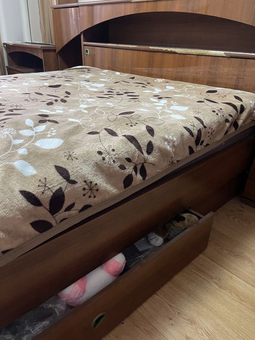 Спальний гарнітур (ліжко, приліжкові тумби, туалетний столик