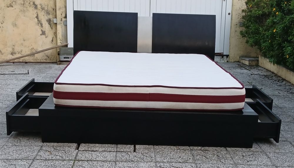 Vendo CAMA de CASAL GRANDE,MODERNA com estrado, COLCHÃO e 4 gavetas.