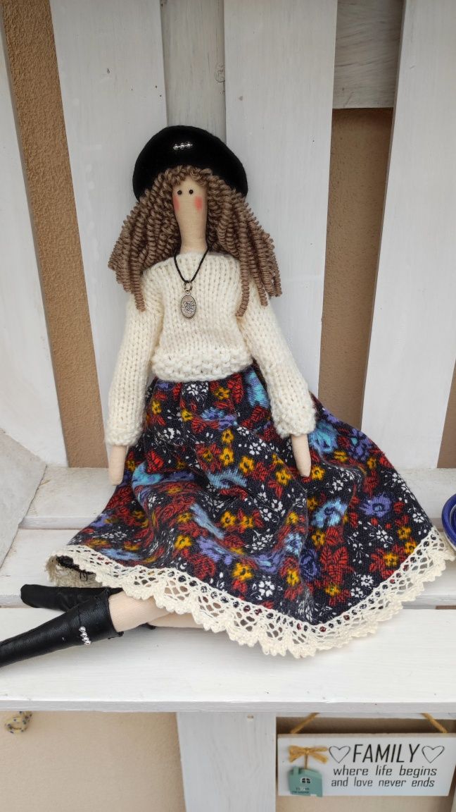 Lalka Tilda w kremowym pulowerku