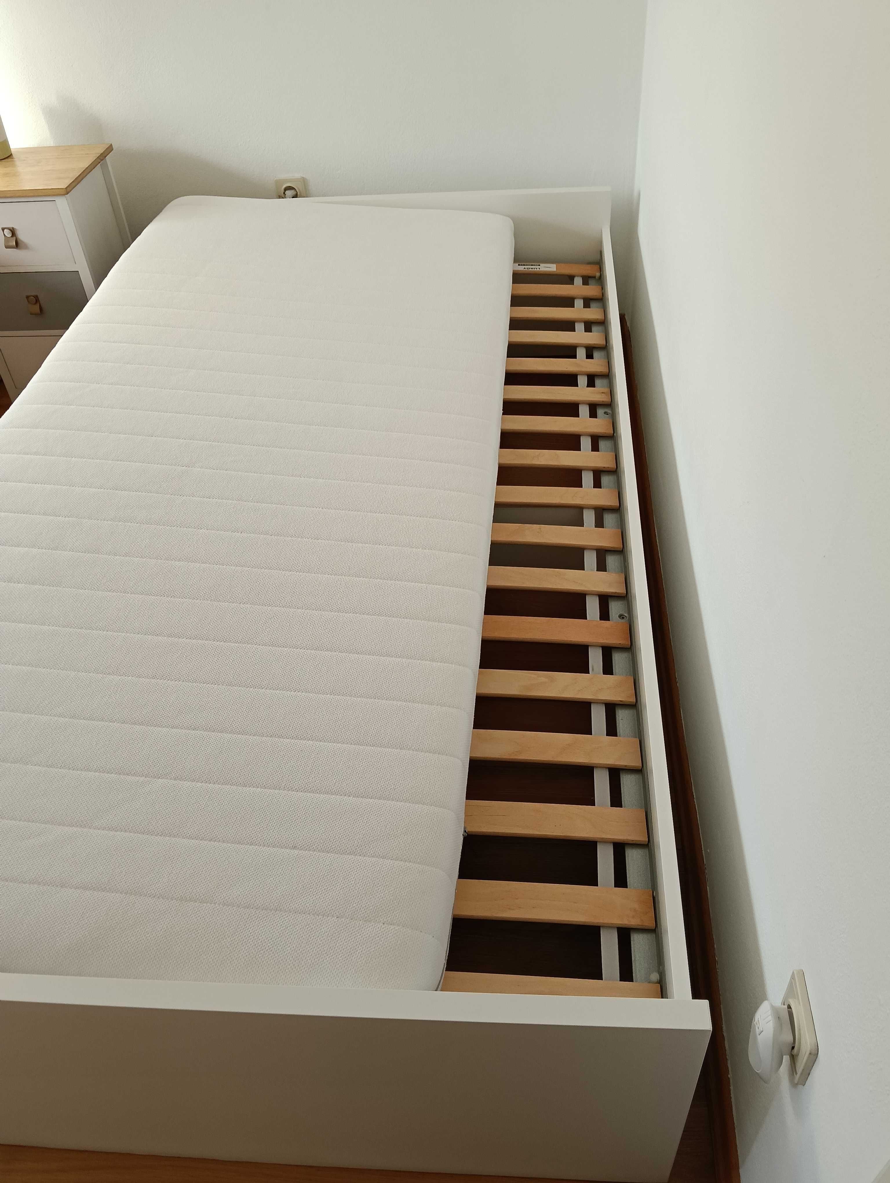 Cama individual com gavetas e colchão, modelo IKEA.