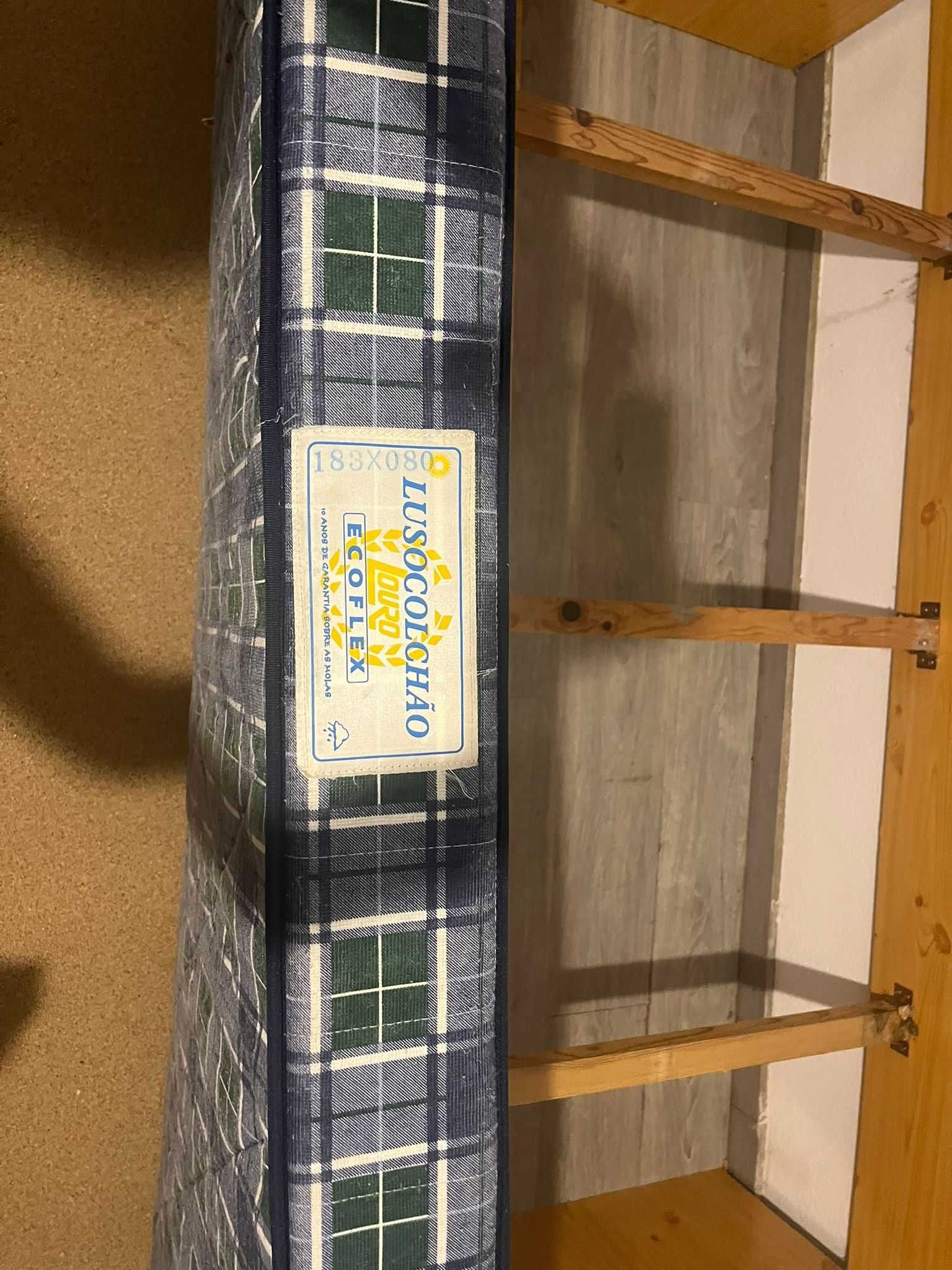 Cama de solteiro com gavetão e dois colchões
