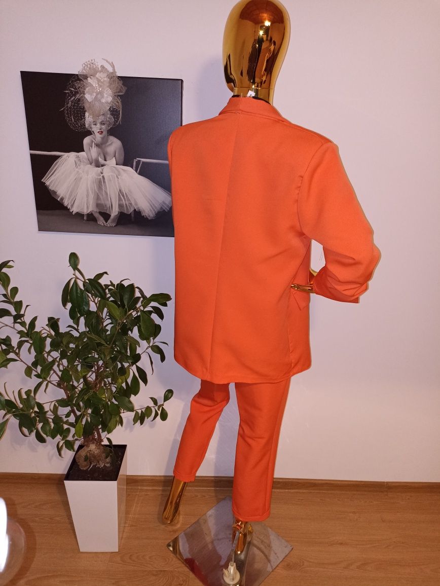 Włoski pomarańczowy garnitur damski nowy R.XL 42