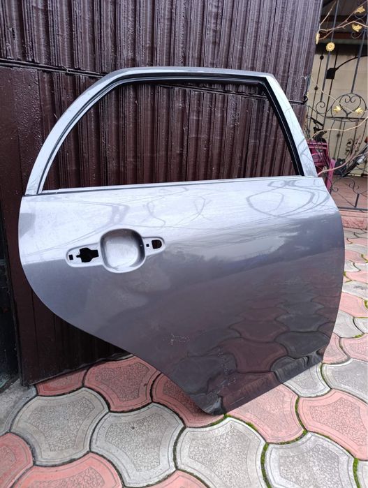 Двері задні праві тойота корола