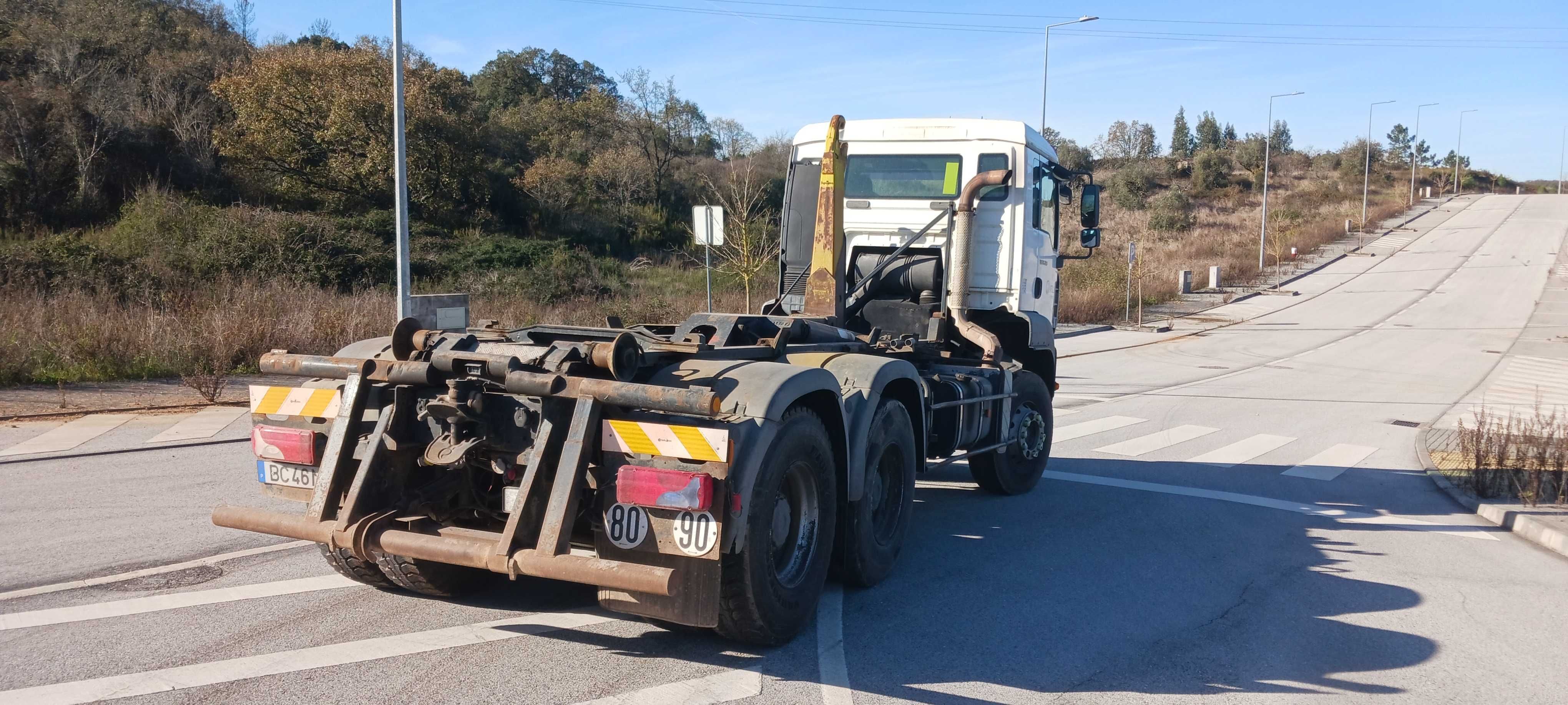 Camião MAN 6x4 com ampliroll