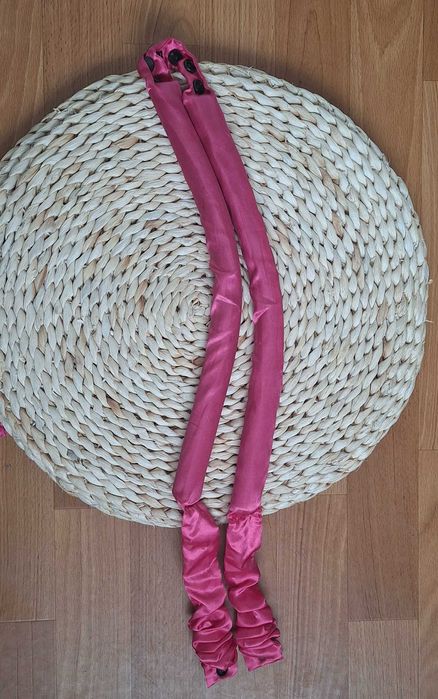 Różowy satynowy wałek do kręcenia włosów loki bez użycia ciepła