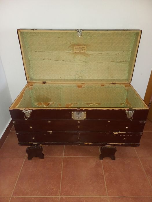 Baú de madeira antigo