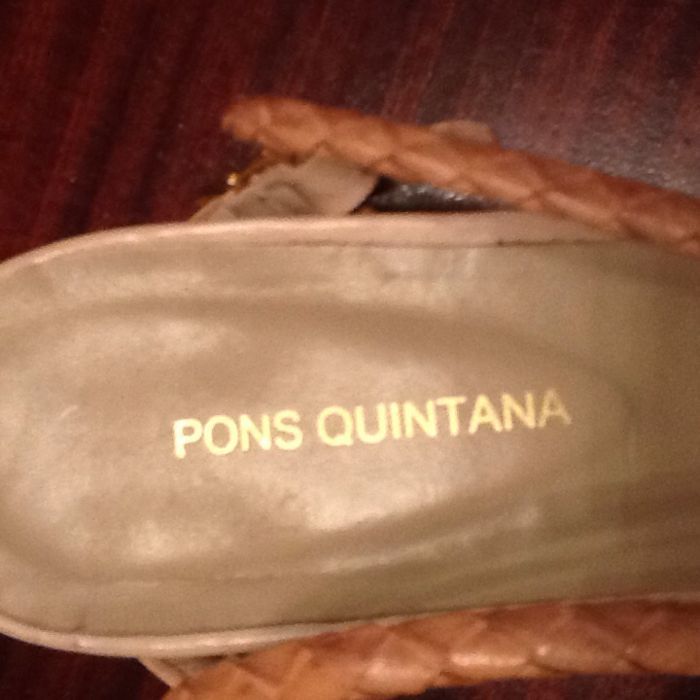 sapatos bege de pele cobra