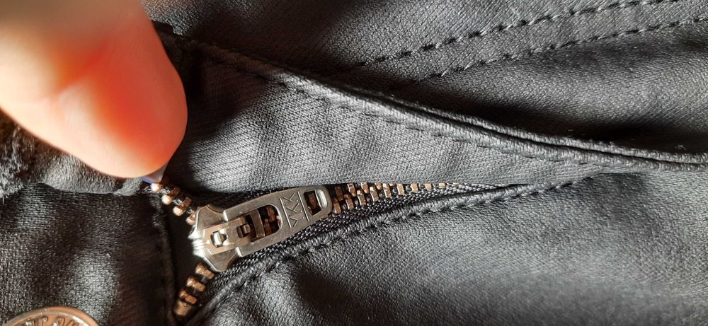 Calças em tecido cerado