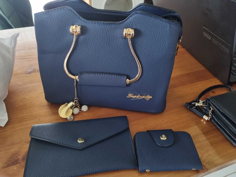 Carteira azul e dourada e mais dois acessorios