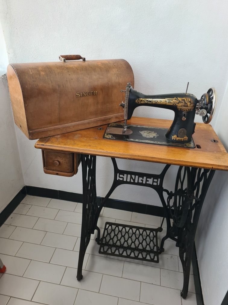 Máquina de costura Singer muito antiga a funcionar