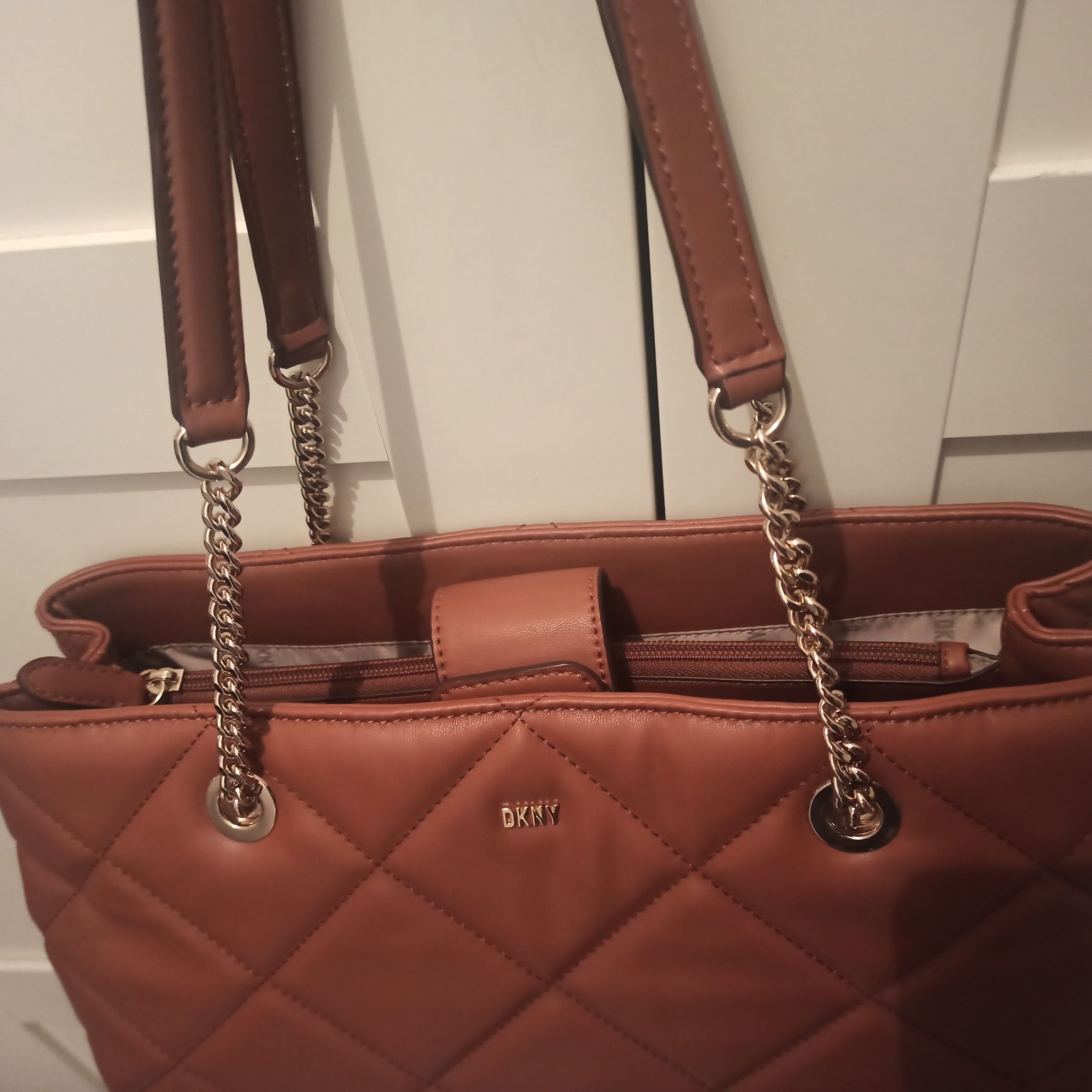 DKNY pikowana karmelowa torebka