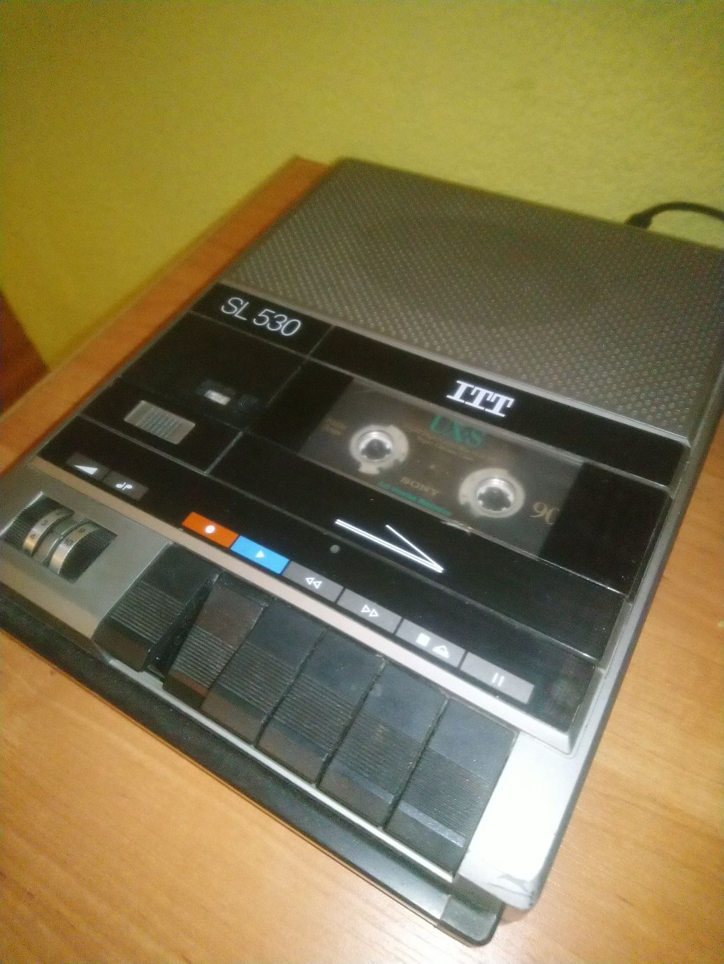 Stary Magnetofon kasetowy ITT SL530