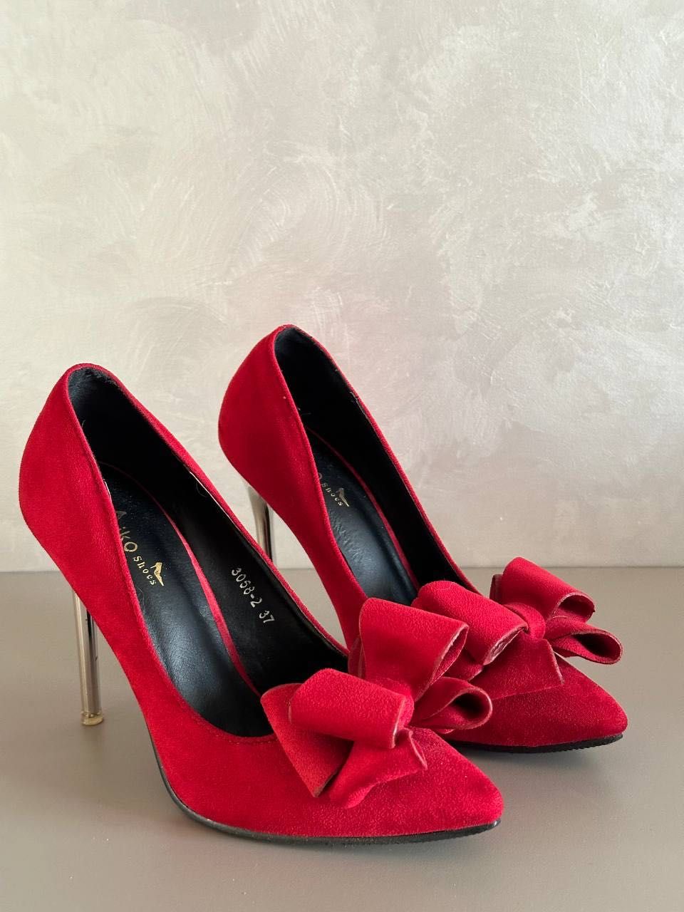 Червоні туфлі лодочки