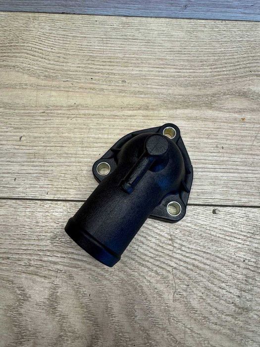 Корпус термостату Nissan Bluebird Vanette Ниссан Ніссан Нісан