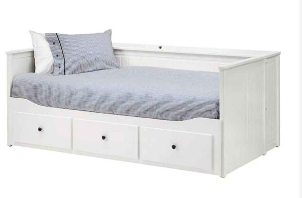 Łóżko leżanka Ikea Hemnes rozsuwane plus pojemnik na pościel i materac
