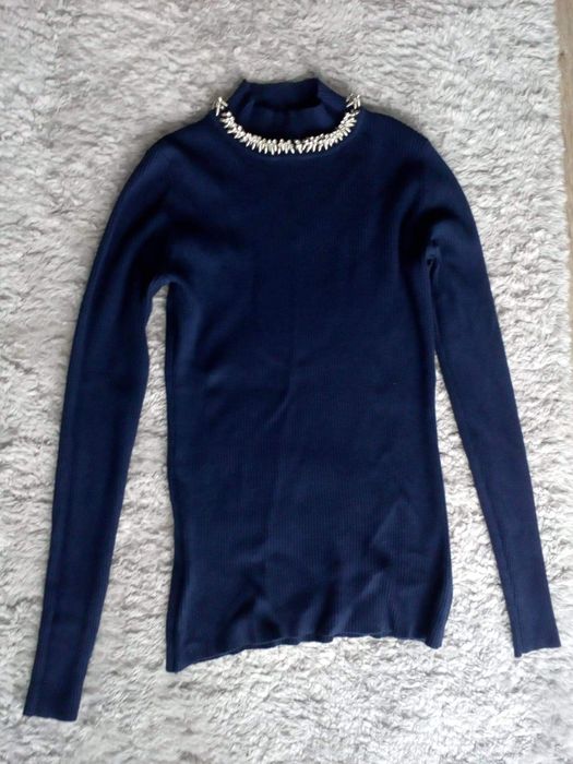 Granatowy sweter z ozdobami