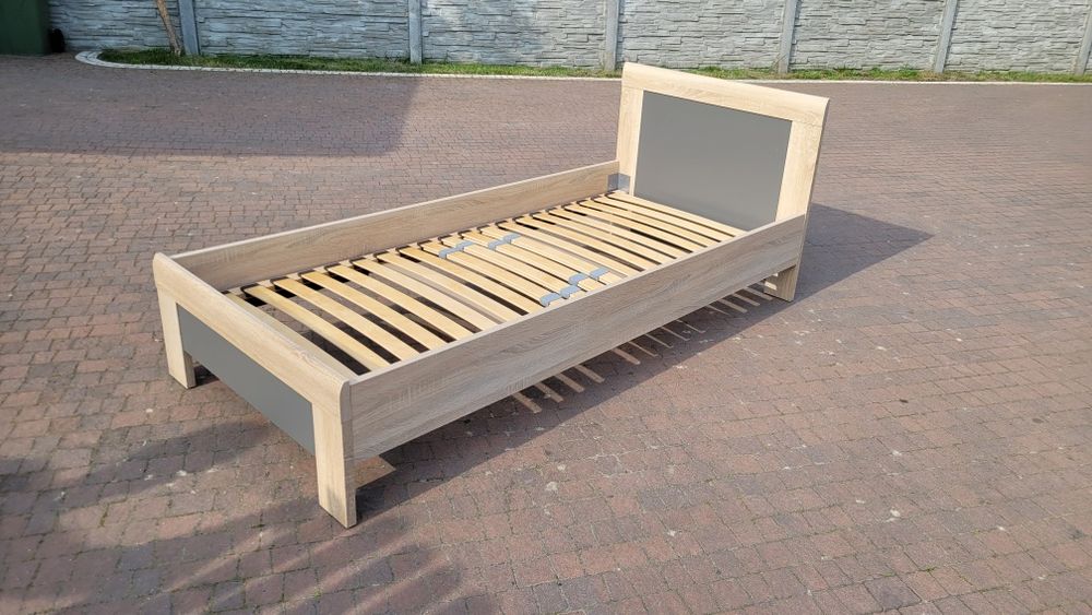 Łóżko z materacem