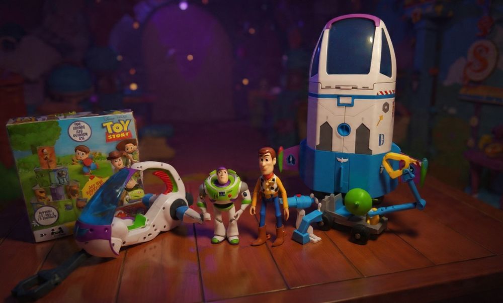 Zestaw Toy Story  Pojazd kosmiczny + pojazd galaktyczny + Chudy + Buzz