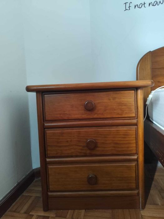 Vendo duas mesinhas cabeceira em madeira robusta