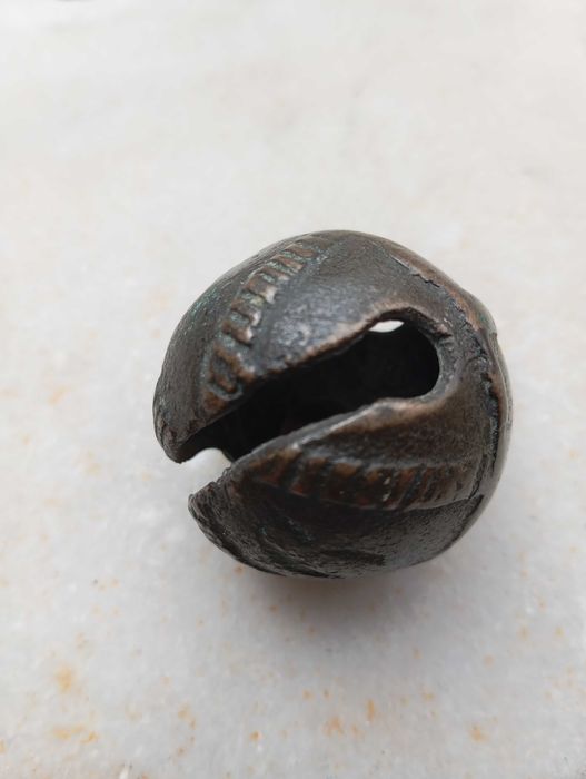 Campainha "dama antiga", em bronze, e guizo em bronze