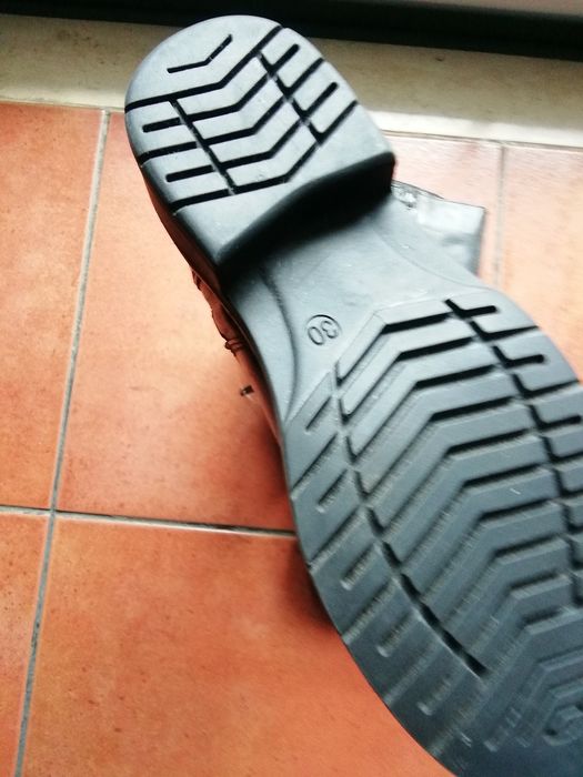 Botas novas em pele para criança, tamanho 29 e 30.