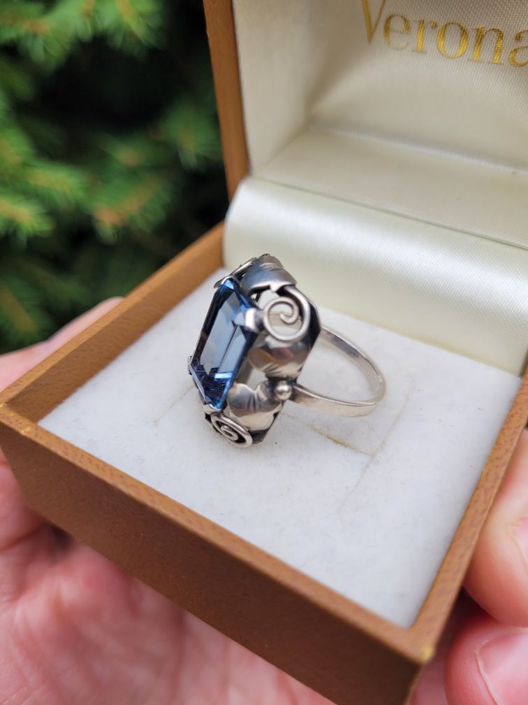 Srebrny pierścionek z niebieskim kamyczkiem
