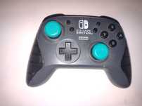 Bezprzewodowy pad do konsoli Nintendo Switch + pudełko i kabel.