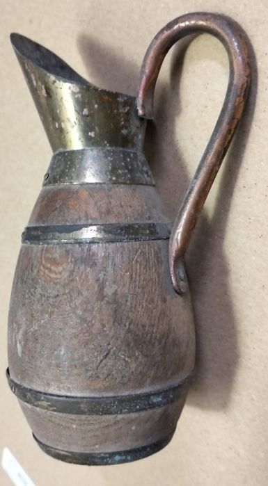 Antiga pequena jarra madeira, cobre e latão