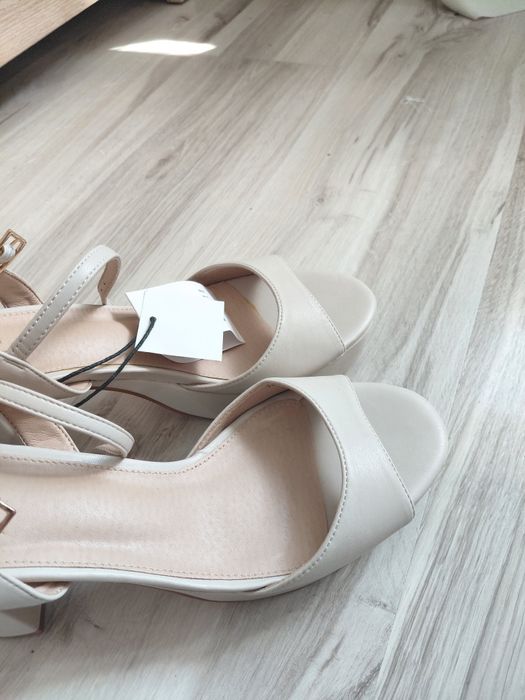Beżowy buty damskie na obcasie na słupku mohito 41