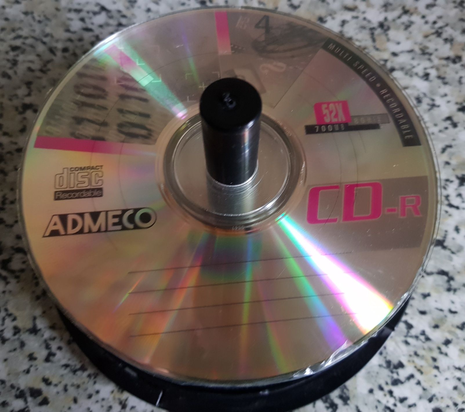 Caixa com 30 cds graváveis