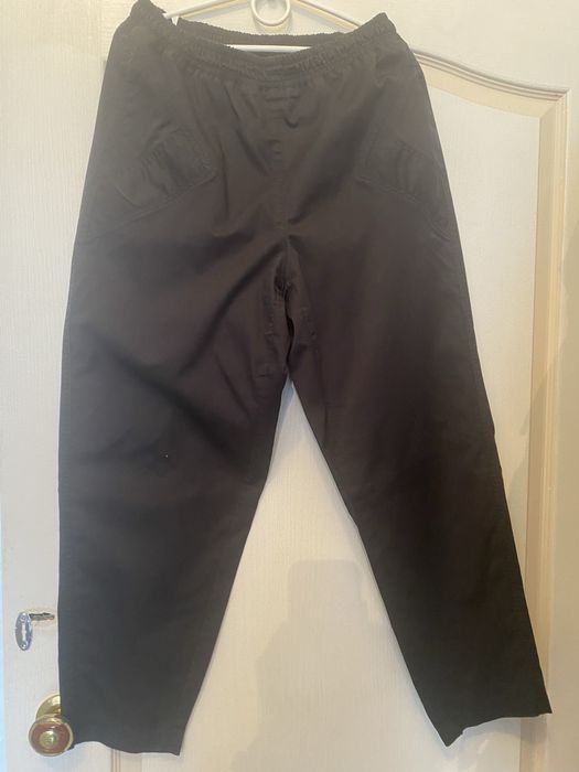 Медична кофта чорного кольру.