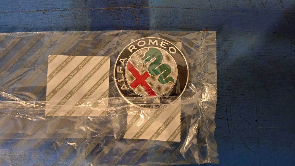 Alfa Romeo Giulia przedni znaczek emblemat logo nowe oryginał
