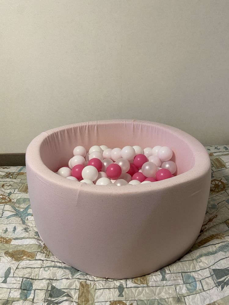 Дитячий басейн з кульками