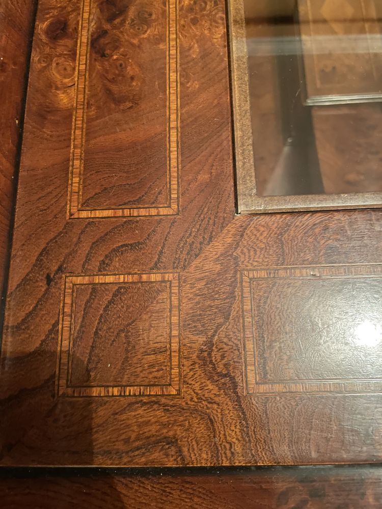 Mesa de madeira e vidro