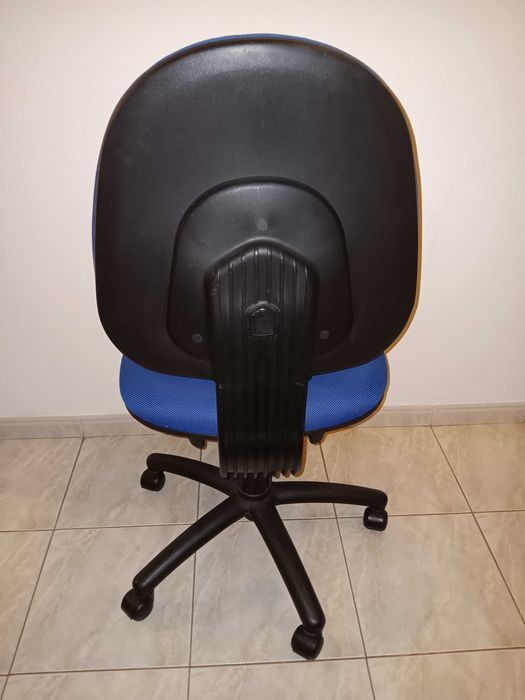 Cadeira de escritório azul em tecido