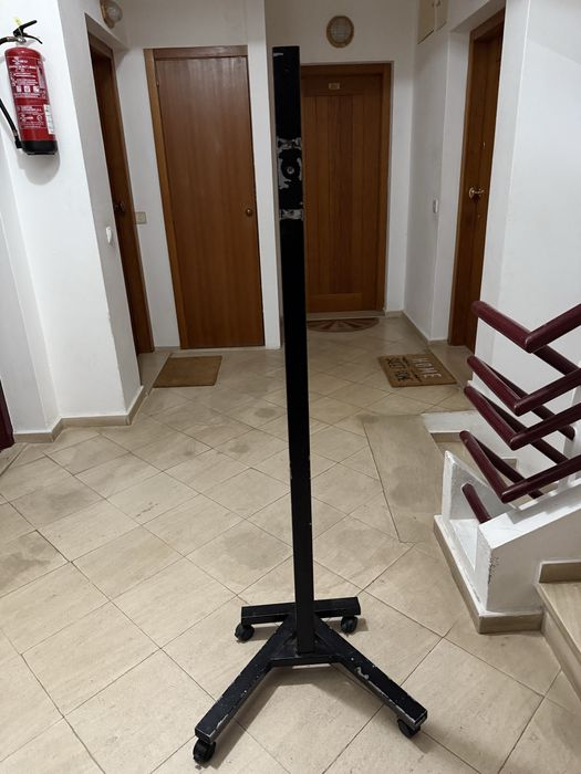 Suporte TV com rodinhas