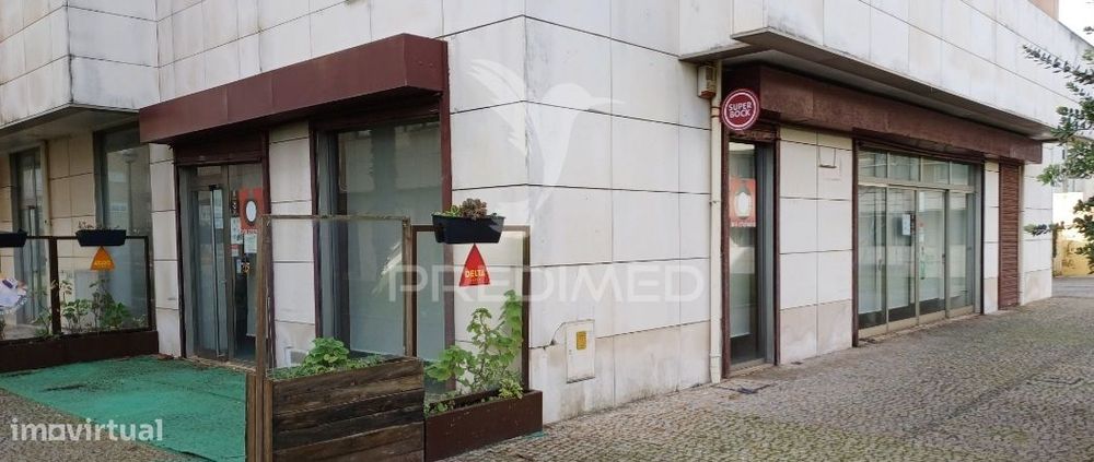 Loja com boa vitrine junto á praia