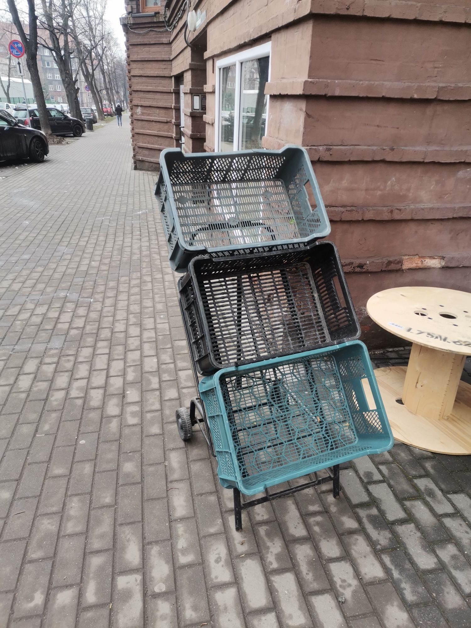 Stojak metalowy na skrzynki z owocami