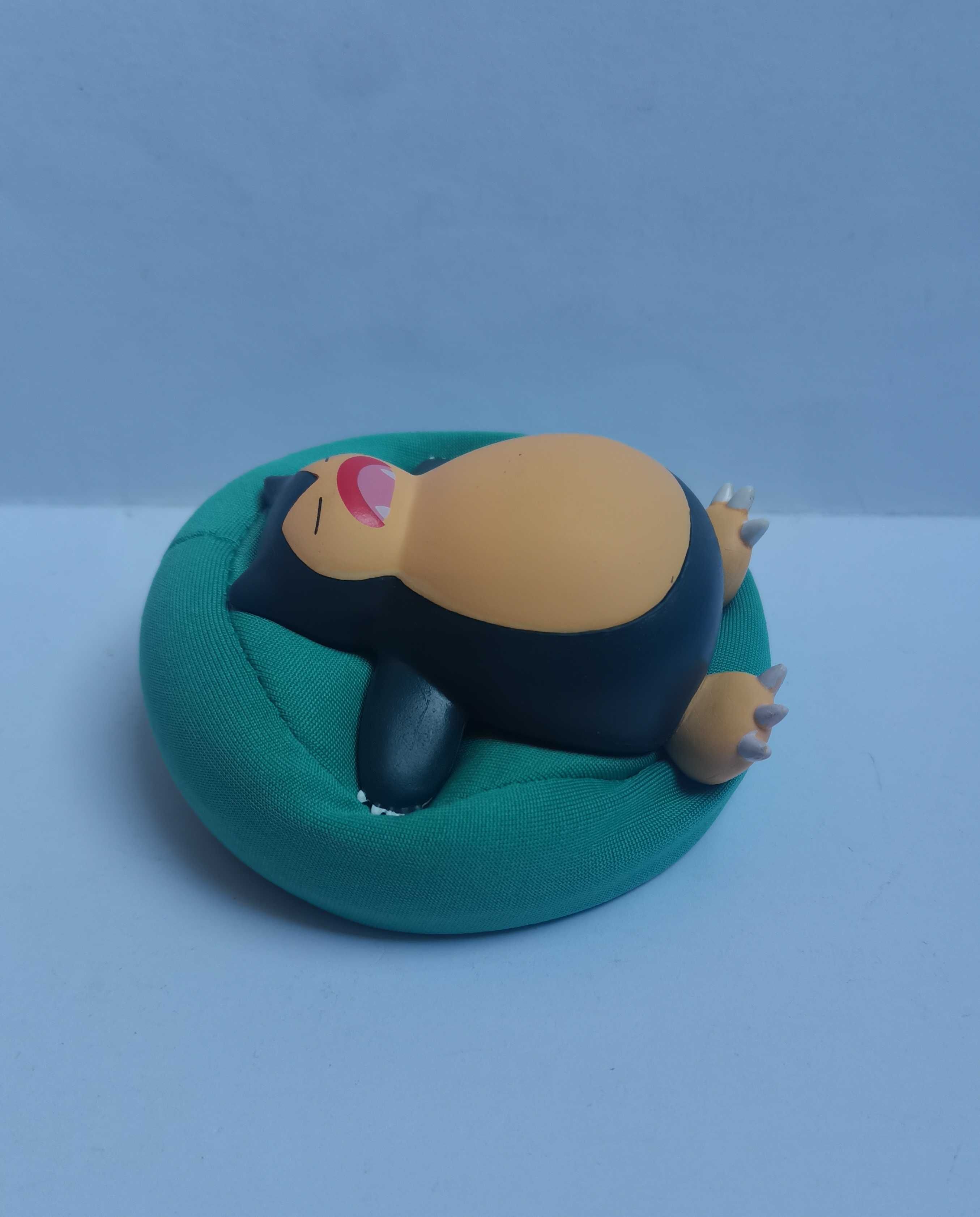 Śpiący pokemon Snorlax - urocza mini figurka na podusi