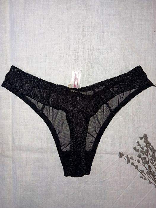 Чорний пеньюар з мереживними вставками