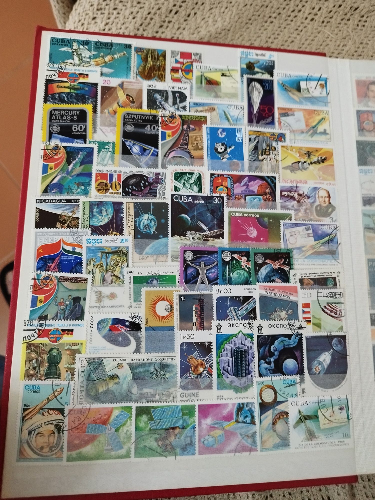 Classificador com 250 selos diferentes temática espaço