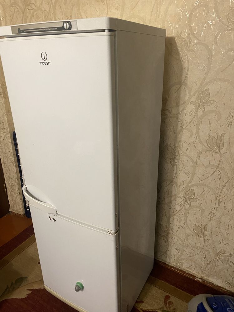 Продам холодильник indesit